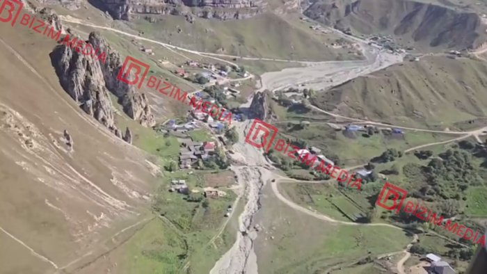 Ləzə kəndinə təhlükə yaradan palçıq axını - Helikopterdən lentə alınan GÖRÜNTÜLƏR/ÖZƏL 