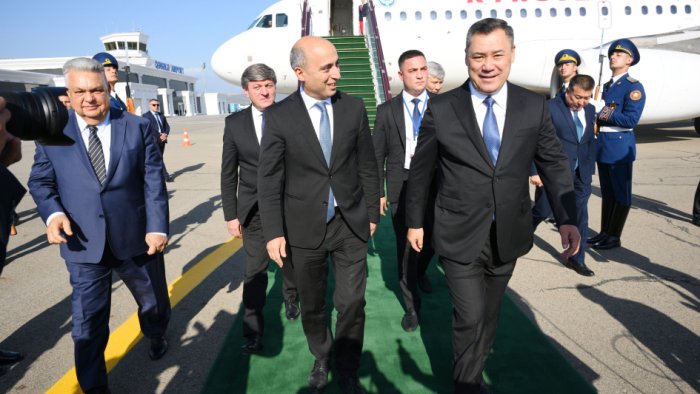 Qırğızıstan Prezidenti Azərbaycana GƏLDİ - FOTO
