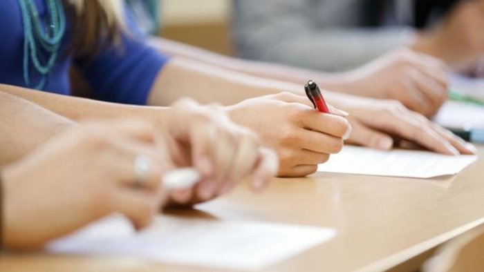 11 nəfərin üzərinə xüsusi cihaz yerləşdirib - Qəbul imtahanına keçiriblər