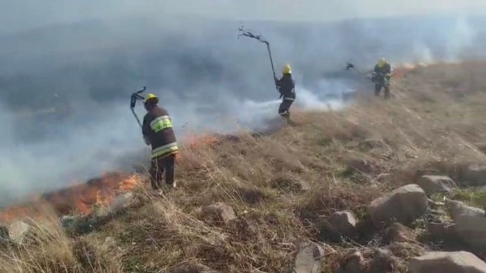 Gədəbəydə GÜCLÜ YANĞIN – Hərbçilər də əməliyyata cəlb olundu – VİDEO