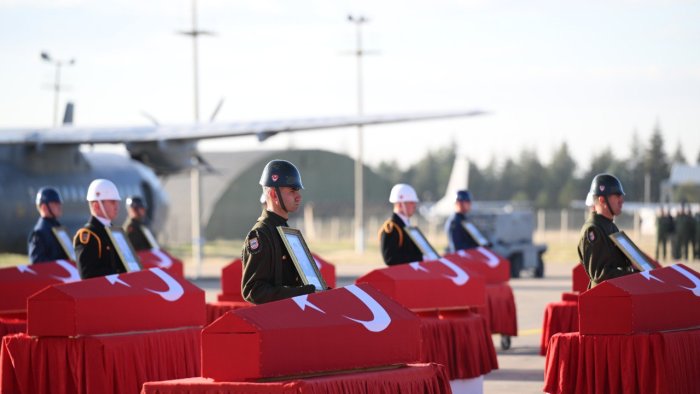 Təyyarə qəzasında şəhid olan hərbçilərlə vida mərasimi keçirilir – VİDEO