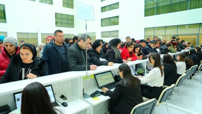 Hələ də kağızla NÖVBƏ - 1 nömrəli Birləşmiş Şəhər Xəstəxanasındakı sıxlığın səbəbi NƏDİR?