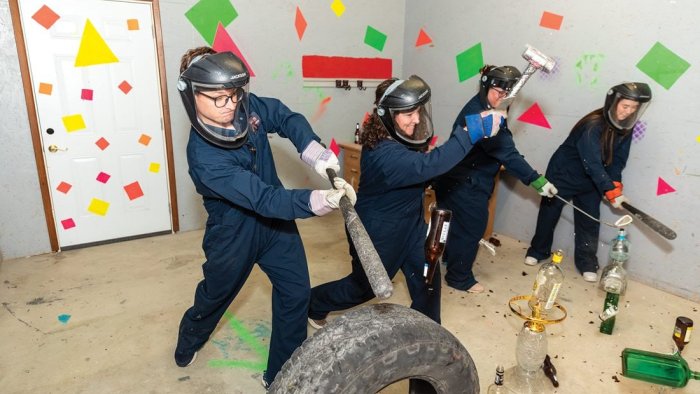 50 manat ödə – vur, sındır! – Azərbaycanda yeni qazanc mənbəyi yaranır?