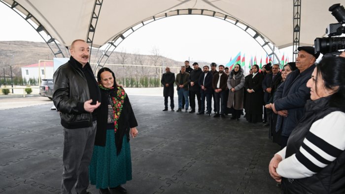 Prezident Ağdərədə sakinlərlə görüşdü &ndash; FOTO