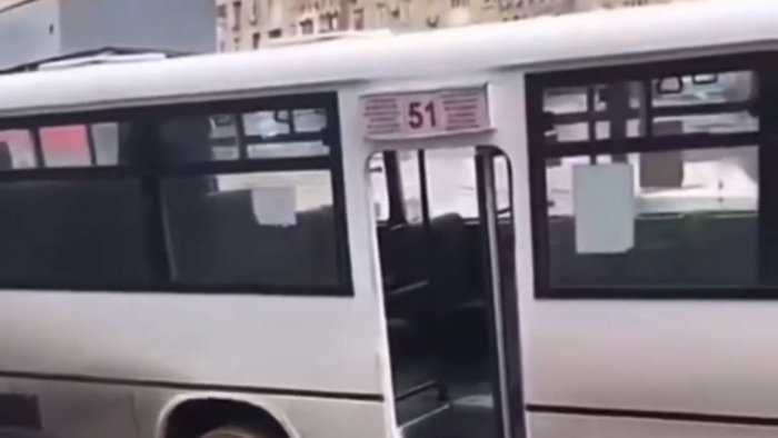 51 nömrəli avtobus yoldakı çuxura düşdü, sərnişinlər düşürüldü - VİDEO