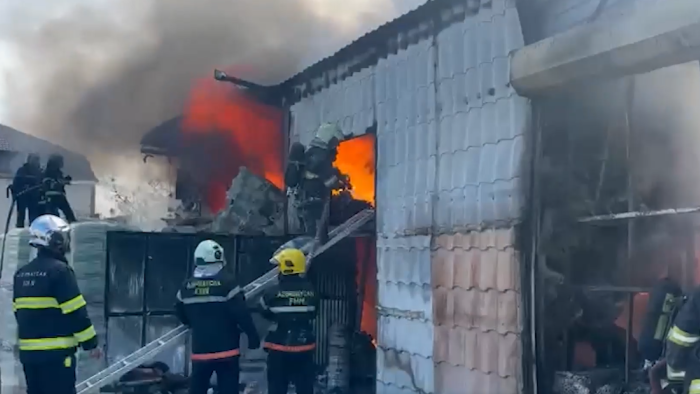 Dərnəgüldə yanan obyektin yaxınlığındakı mağazalar təxliyə edilir - VİDEO