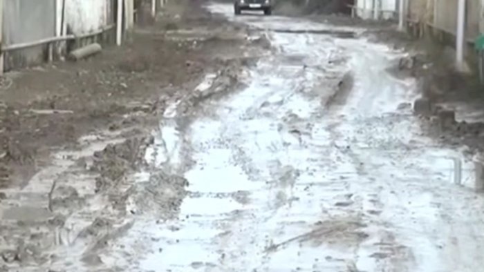 Salyan sakinlərinin yol PROBLEMİ: "Palçığın içində itib-batmışıq" - VİDEO