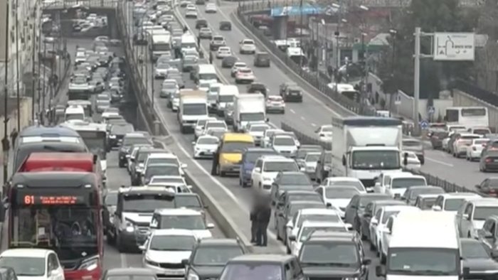Bakı-Sumqayıt yolunda böyük tıxac: "Düz bir saat 45 dəqiqədir ki, burada qalmışıq" - VİDEO