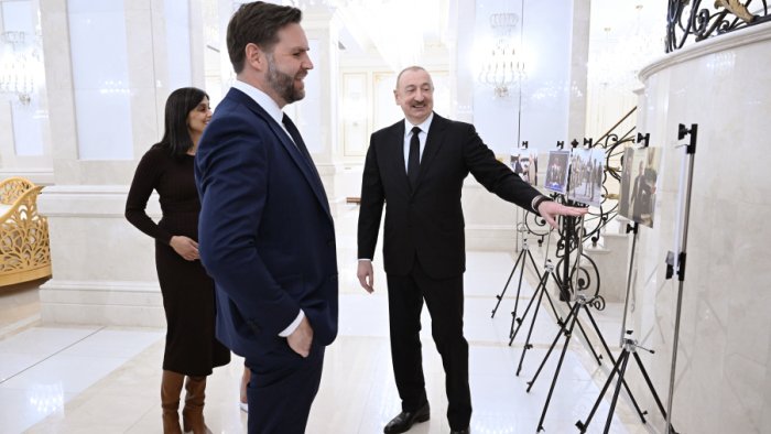 İlham Əliyev Vensə bu fotoları göstərdi &ndash; VİDEO