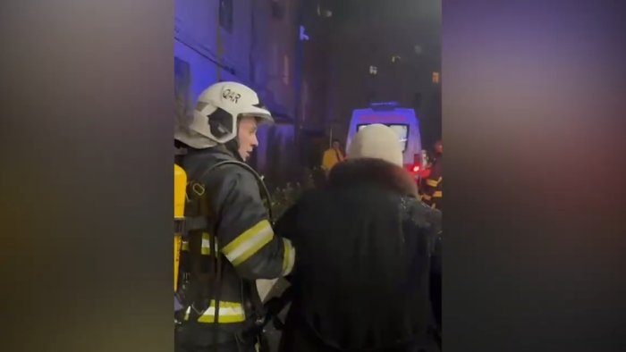 Lökbatanda yaşayış binası yanıb, sakinlər təxliyə olunub - VİDEO