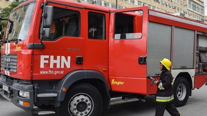Bakıda çoxmərtəbəli binada YANĞIN: Sakinlər təxliyə olundu &ndash; VİDEO