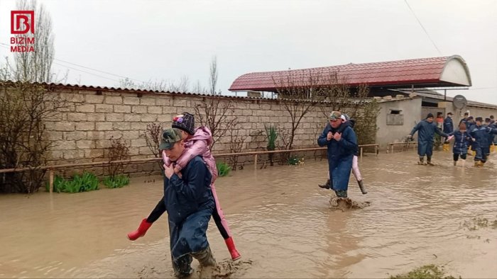 Xaçmazda köməksiz vəziyyətdə qalan 22 nəfər belə xilas edildi &ndash; FOTO