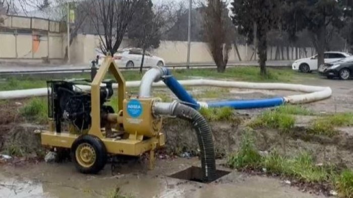 Paytaxt ərazisi yağış sularından təmizlənir - VİDEO