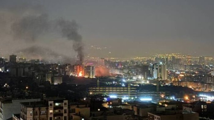 Bu gecə İranın böyük şəhərləri bombalandı - VİDEO