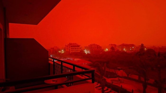 Krit adası niyə &ldquo;qan çanağı&rdquo;na döndü? - Qeyri-adi təbiət hadisəsi qonşu ölkələrə yayılır &ndash; VİDEO