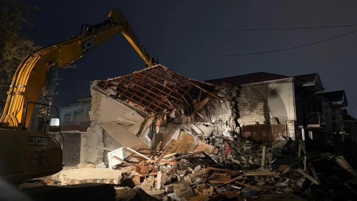 Keşlədə kollektorda qəzaya səbəb olan ev sökülür - VİDEO