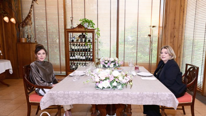 Birinci xanımlar lançda - FOTO