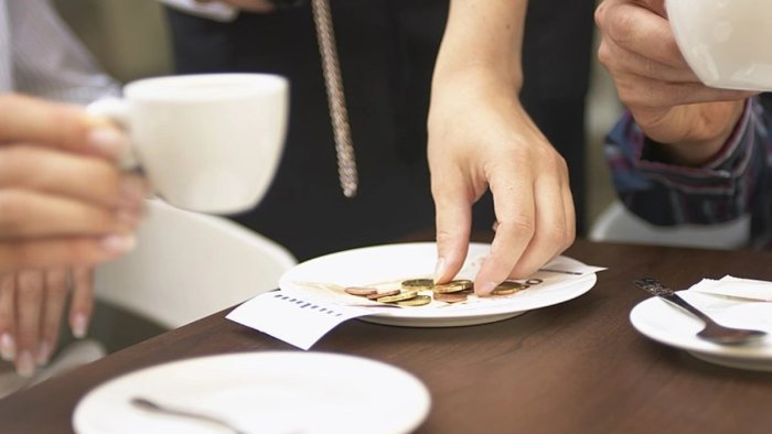 Restoranlarda &ldquo;servis haqqı&rdquo; MÜƏMMASI - Müştəri ödəməyə məcburdur?