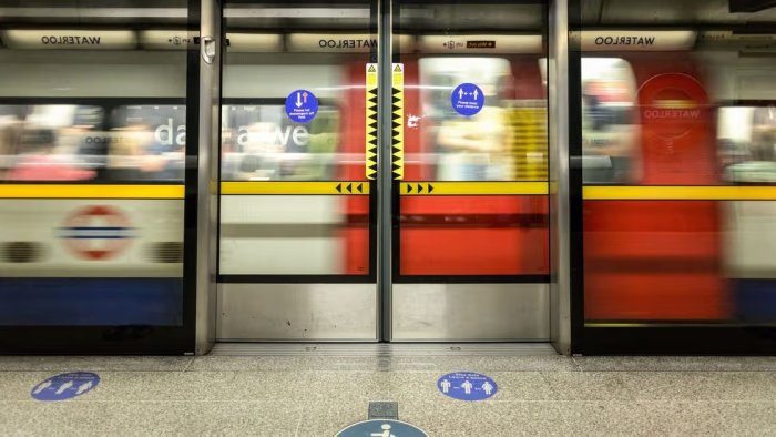 Dünyada VAR, Bakıda YOXDUR &ndash; Metroda qoruyucu baryerlər quraşdırıla bilərmi?