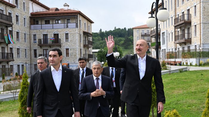 Prezidentlər Şuşa şəhərində inşa edilmiş birinci yaşayış kompleksində - FOTO