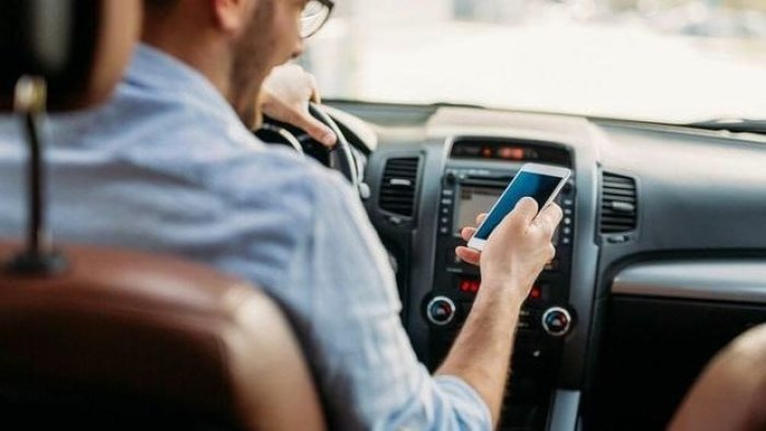 Sükan arxasında telefondan istifadə edən sürücülərə XƏBƏRDARLIQ