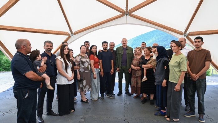 Prezident Kiçik Qaladərəsi kəndində sakinlərlə görüşdü &ndash; FOTO