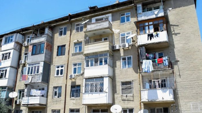 Köhnə binalarda balkon paradoksu &ndash; Küçəyə və həyətə baxanları kim TƏMİR ETMƏLİDİR?
