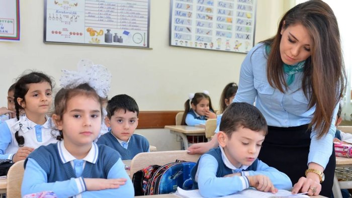 Müəllimlərin NƏZƏRİNƏ: Geyimlə bağlı yeni tələblər qüvvəyə mindi