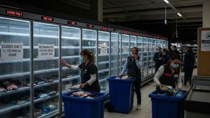 Avropada supermarketlərə haker HÜCUMU: Tonlarla ərzaq məhv oldu