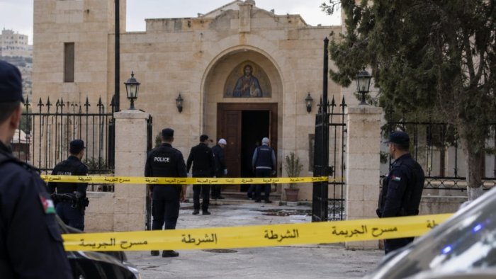 Kilsəyə silahlı HÜCUM OLDU: Yeddi nəfər öldü