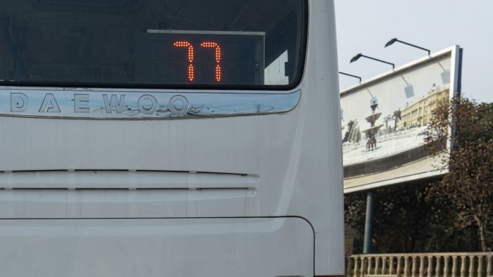 Avtobusda sürücü və sərnişin arasında DAVA &ndash; VİDEO
