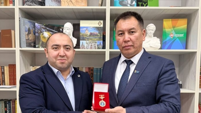 Aqil Ələsgər Bişkekdə medalla təltif olundu – Qırğızıstan Jurnalistlər Birliyinin fəxri üzvü seçildi - FOTO