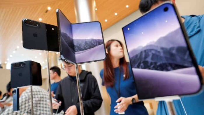 “iPhone Duo” istifadəçiləri ŞİKAYƏT EDİR: Qatlana bilən ekranlarda nasazlıq yaranıb