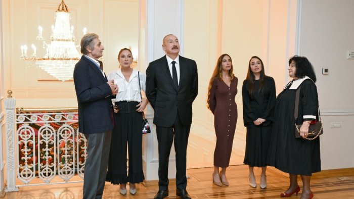 İlham Əliyev ailə üzvləri ilə retrospektiv sərgidə - FOTO
