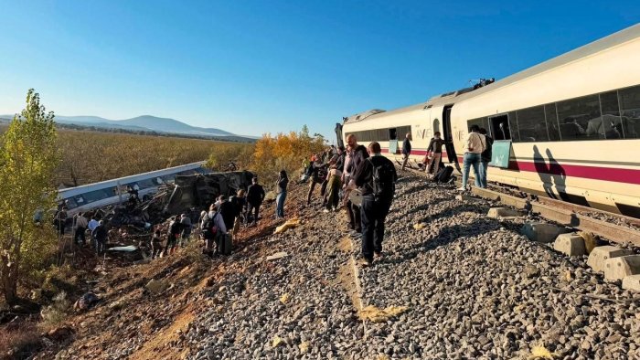İspaniyada dəhşətli qatar qəzası: 46 ölü, 150 yaralı var &ndash; FOTO/VİDEO